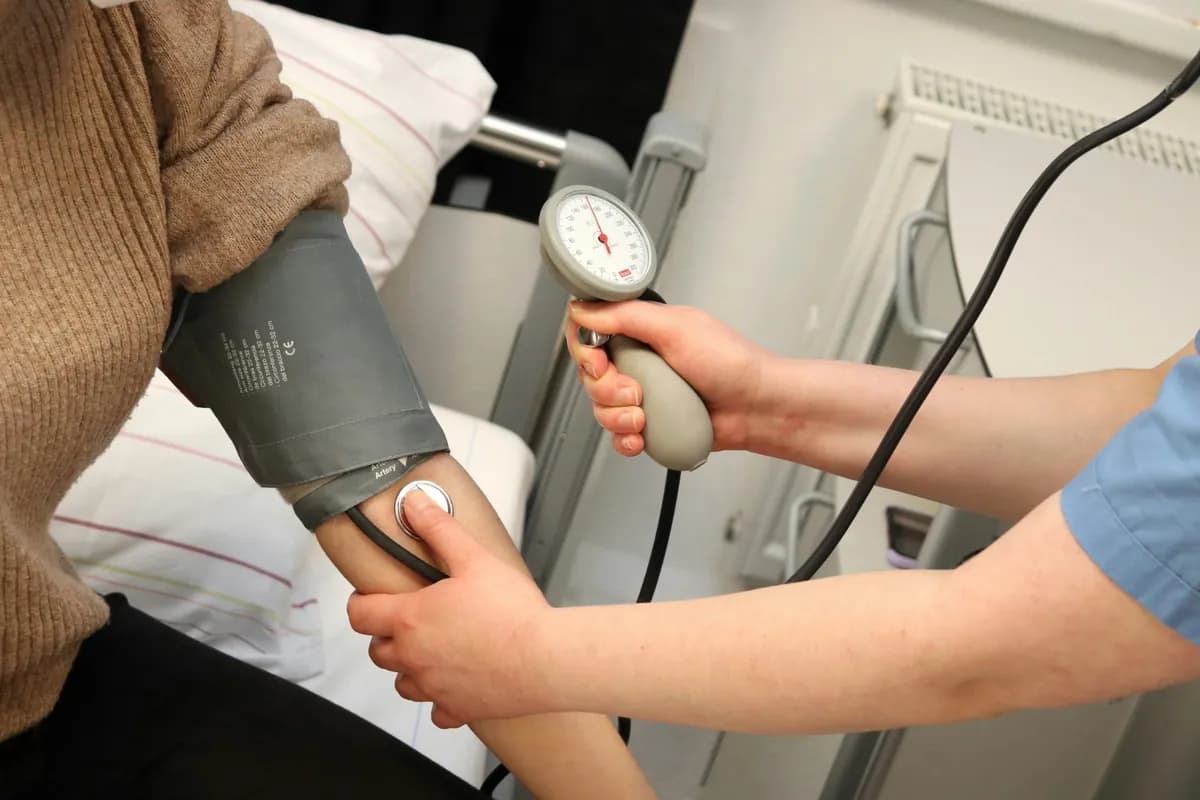 Medicinska sestra mjeri krvni pritisak pacijentu tokomom sistematskog pregleda